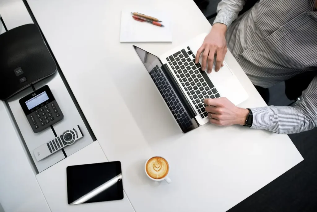 Equipo de soporte TI para PYMES en México brindando soluciones tecnológicas.